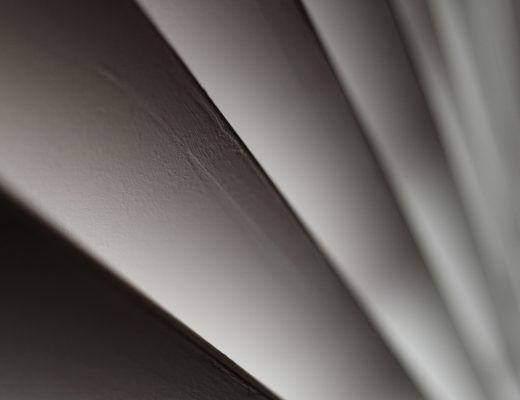 Plisuotos žaliuzės moderniame interjere – patogus ir estetiškas sprendimas langų uždangalams.