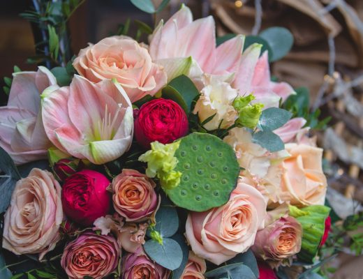 Graži gėlių puokštė su rožėmis ir sezoninėmis gėlėmis.