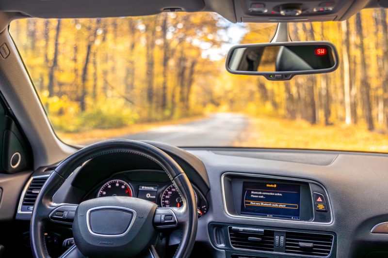 Automobilio salonas su įdiegtomis garso izoliacijos medžiagomis, užtikrinančiomis tylesnį važiavimą.
