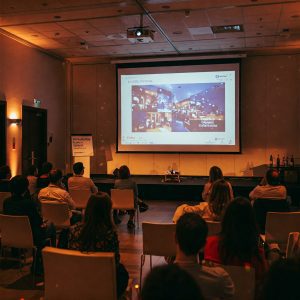 Projektorius renginio metu, rodantis aiškų vaizdą ant ekrano