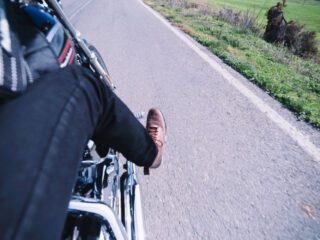 Motociklas kraunamas į priekabą saugiam transportavimui.
