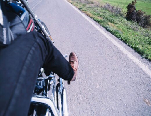 Motociklas kraunamas į priekabą saugiam transportavimui.