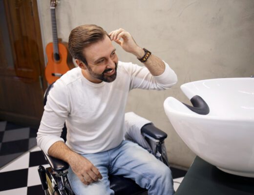 Dušo kėdė vonios kambaryje, rodanti saugos ir patogumo ypatybes.