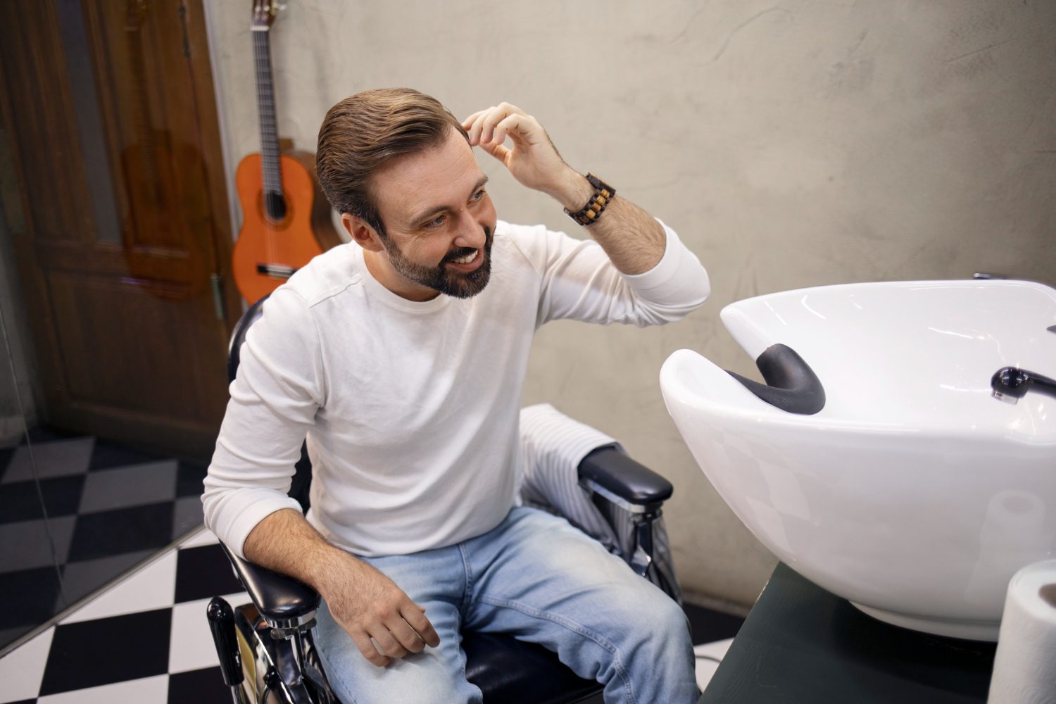 Dušo kėdė vonios kambaryje, rodanti saugos ir patogumo ypatybes.