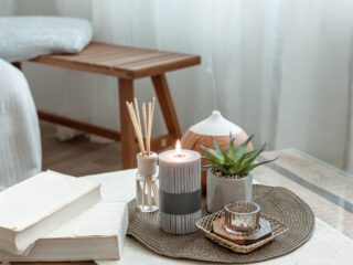 Jaukus dvasinis kampelis bute su žvakėmis, kristalais ir smilkalais meditacijai