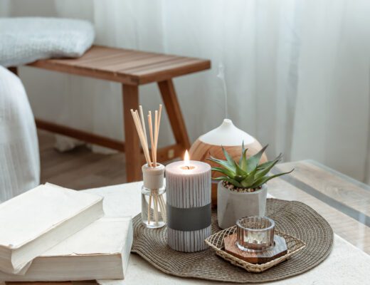 Jaukus dvasinis kampelis bute su žvakėmis, kristalais ir smilkalais meditacijai