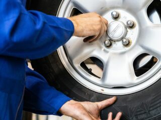 Profesionalus automobilio padangų montavimas ir techninė patikra autoservise.